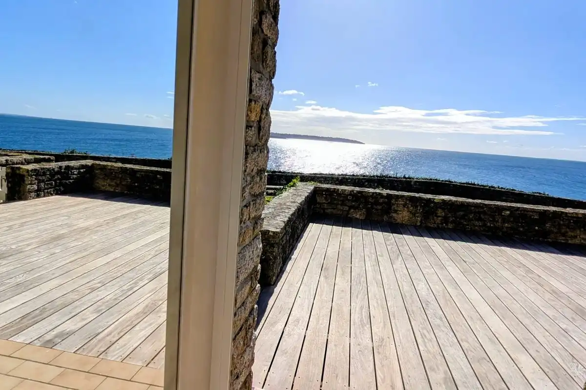 Résidence secondaire ouverte sur sa terrasse face à la mer