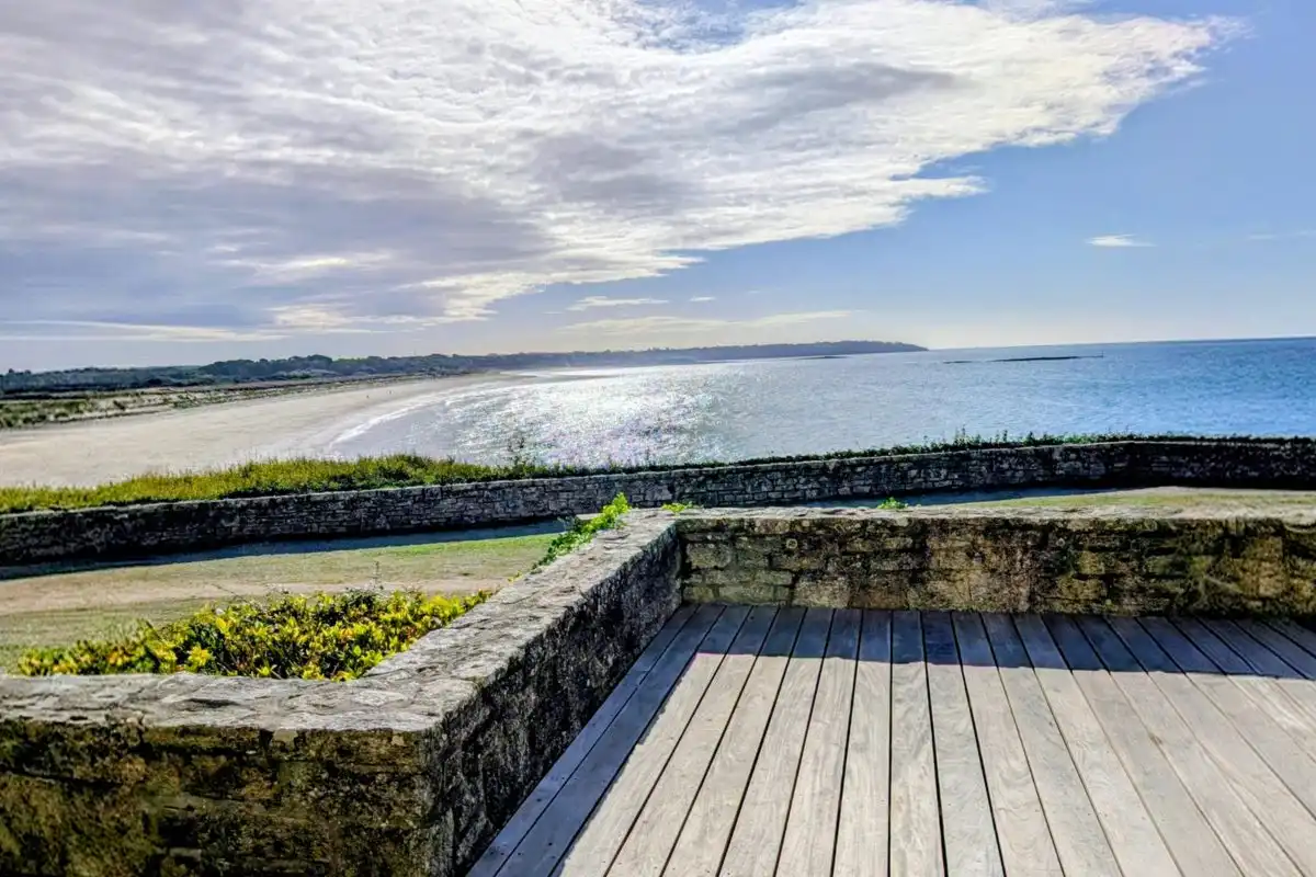 Terrasse en bois face à la plage et à l'océan